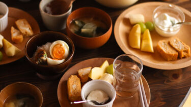 あえて異なる形の器で/盛り付けを楽しむ朝ごはん